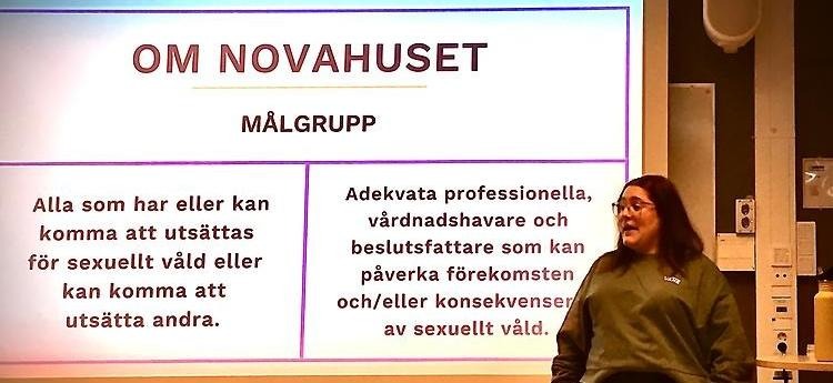 Utbildare från Novahuset föreläser om sexuellt våld och samtycke. 