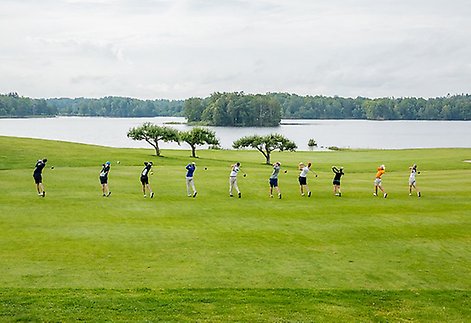 Tio golfspelare på golfbanan i Åtvidaberg